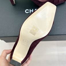 CHANE*|小香26M新品走秀金属大双C扣方头粗跟高跟鞋复刻高定秀场复古摩登气场。标志性金属大双C扣夺 CHANE*|小香26M新品走秀金属大双C扣方头粗跟高跟鞋复刻高定秀场复古摩登气场。标志性金属大双C扣夺