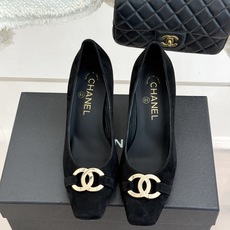 CHANE*|小香26M新品走秀金属大双C扣方头粗跟高跟鞋复刻高定秀场复古摩登气场。标志性金属大双C扣夺 CHANE*|小香26M新品走秀金属大双C扣方头粗跟高跟鞋复刻高定秀场复古摩登气场。标志性金属大双C扣夺