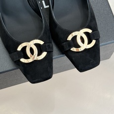 CHANE*|小香26M新品走秀金属大双C扣方头粗跟高跟鞋复刻高定秀场复古摩登气场。标志性金属大双C扣夺 CHANE*|小香26M新品走秀金属大双C扣方头粗跟高跟鞋复刻高定秀场复古摩登气场。标志性金属大双C扣夺