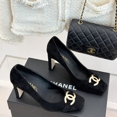 CHANE*|小香26M新品走秀金属大双C扣方头粗跟高跟鞋复刻高定秀场复古摩登气场。标志性金属大双C扣夺 CHANE*|小香26M新品走秀金属大双C扣方头粗跟高跟鞋复刻高定秀场复古摩登气场。标志性金属大双C扣夺