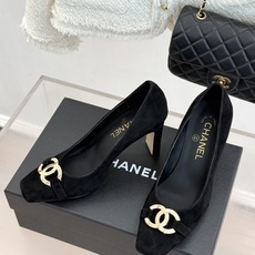 CHANE*|小香26M新品走秀金属大双C扣方头粗跟高跟鞋复刻高定秀场复古摩登气场。标志性金属大双C扣夺 CHANE*|小香26M新品走秀金属大双C扣方头粗跟高跟鞋复刻高定秀场复古摩登气场。标志性金属大双C扣夺