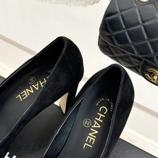 CHANE*|小香26M新品走秀金属大双C扣方头粗跟高跟鞋复刻高定秀场复古摩登气场。标志性金属大双C扣夺 CHANE*|小香26M新品走秀金属大双C扣方头粗跟高跟鞋复刻高定秀场复古摩登气场。标志性金属大双C扣夺