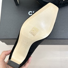 CHANE*|小香26M新品走秀金属大双C扣方头粗跟高跟鞋复刻高定秀场复古摩登气场。标志性金属大双C扣夺 CHANE*|小香26M新品走秀金属大双C扣方头粗跟高跟鞋复刻高定秀场复古摩登气场。标志性金属大双C扣夺