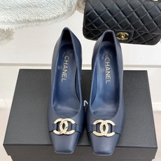 CHANE*|小香26M新品走秀金属大双C扣方头粗跟高跟鞋复刻高定秀场复古摩登气场。标志性金属大双C扣夺 CHANE*|小香26M新品走秀金属大双C扣方头粗跟高跟鞋复刻高定秀场复古摩登气场。标志性金属大双C扣夺