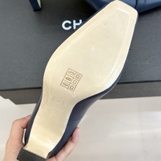 CHANE*|小香26M新品走秀金属大双C扣方头粗跟高跟鞋复刻高定秀场复古摩登气场。标志性金属大双C扣夺 CHANE*|小香26M新品走秀金属大双C扣方头粗跟高跟鞋复刻高定秀场复古摩登气场。标志性金属大双C扣夺