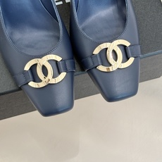CHANE*|小香26M新品走秀金属大双C扣方头粗跟高跟鞋复刻高定秀场复古摩登气场。标志性金属大双C扣夺 CHANE*|小香26M新品走秀金属大双C扣方头粗跟高跟鞋复刻高定秀场复古摩登气场。标志性金属大双C扣夺