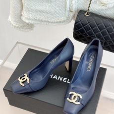 CHANE*|小香26M新品走秀金属大双C扣方头粗跟高跟鞋复刻高定秀场复古摩登气场。标志性金属大双C扣夺 CHANE*|小香26M新品走秀金属大双C扣方头粗跟高跟鞋复刻高定秀场复古摩登气场。标志性金属大双C扣夺