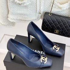 CHANE*|小香26M新品走秀金属大双C扣方头粗跟高跟鞋复刻高定秀场复古摩登气场。标志性金属大双C扣夺 CHANE*|小香26M新品走秀金属大双C扣方头粗跟高跟鞋复刻高定秀场复古摩登气场。标志性金属大双C扣夺