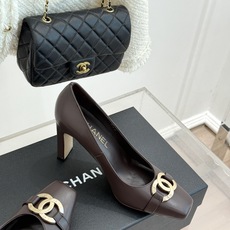 CHANE*|小香26M新品走秀金属大双C扣方头粗跟高跟鞋复刻高定秀场复古摩登气场。标志性金属大双C扣夺 CHANE*|小香26M新品走秀金属大双C扣方头粗跟高跟鞋复刻高定秀场复古摩登气场。标志性金属大双C扣夺