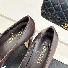 CHANE*|小香26M新品走秀金属大双C扣方头粗跟高跟鞋复刻高定秀场复古摩登气场。标志性金属大双C扣夺 CHANE*|小香26M新品走秀金属大双C扣方头粗跟高跟鞋复刻高定秀场复古摩登气场。标志性金属大双C扣夺