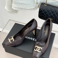 CHANE*|小香26M新品走秀金属大双C扣方头粗跟高跟鞋复刻高定秀场复古摩登气场。标志性金属大双C扣夺 CHANE*|小香26M新品走秀金属大双C扣方头粗跟高跟鞋复刻高定秀场复古摩登气场。标志性金属大双C扣夺