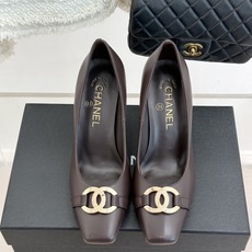 CHANE*|小香26M新品走秀金属大双C扣方头粗跟高跟鞋复刻高定秀场复古摩登气场。标志性金属大双C扣夺 CHANE*|小香26M新品走秀金属大双C扣方头粗跟高跟鞋复刻高定秀场复古摩登气场。标志性金属大双C扣夺