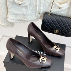 CHANE*|小香26M新品走秀金属大双C扣方头粗跟高跟鞋复刻高定秀场复古摩登气场。标志性金属大双C扣夺 CHANE*|小香26M新品走秀金属大双C扣方头粗跟高跟鞋复刻高定秀场复古摩登气场。标志性金属大双C扣夺