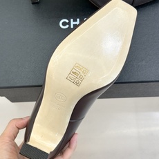 CHANE*|小香26M新品走秀金属大双C扣方头粗跟高跟鞋复刻高定秀场复古摩登气场。标志性金属大双C扣夺 CHANE*|小香26M新品走秀金属大双C扣方头粗跟高跟鞋复刻高定秀场复古摩登气场。标志性金属大双C扣夺