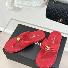CHANE* |小香26P双C夹脚平底厚底人字拖鞋将法式优雅与夏日松弛完美相融。柔滑小羊皮包裹夹脚线条贴 CHANE* |小香26P双C夹脚平底厚底人字拖鞋将法式优雅与夏日松弛完美相融。柔滑小羊皮包裹夹脚线条贴