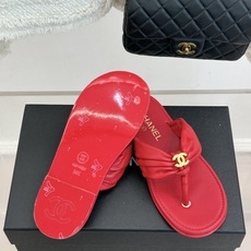 CHANE* |小香26P双C夹脚平底厚底人字拖鞋将法式优雅与夏日松弛完美相融。柔滑小羊皮包裹夹脚线条贴 CHANE* |小香26P双C夹脚平底厚底人字拖鞋将法式优雅与夏日松弛完美相融。柔滑小羊皮包裹夹脚线条贴