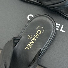 CHANE* |小香26P双C夹脚平底厚底人字拖鞋将法式优雅与夏日松弛完美相融。柔滑小羊皮包裹夹脚线条贴 CHANE* |小香26P双C夹脚平底厚底人字拖鞋将法式优雅与夏日松弛完美相融。柔滑小羊皮包裹夹脚线条贴