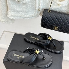 CHANE* |小香26P双C夹脚平底厚底人字拖鞋将法式优雅与夏日松弛完美相融。柔滑小羊皮包裹夹脚线条贴 CHANE* |小香26P双C夹脚平底厚底人字拖鞋将法式优雅与夏日松弛完美相融。柔滑小羊皮包裹夹脚线条贴