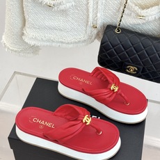 CHANE* |小香26P双C夹脚平底厚底人字拖鞋将法式优雅与夏日松弛完美相融。柔滑小羊皮包裹夹脚线条贴 CHANE* |小香26P双C夹脚平底厚底人字拖鞋将法式优雅与夏日松弛完美相融。柔滑小羊皮包裹夹脚线条贴