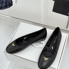 (原版飞机盒+10)Prada/普拉达26WF新品三角标玛丽珍鞋复古优雅 重塑摩登气质标志性珐琅三角徽标 (原版飞机盒+10)Prada/普拉达26WF新品三角标玛丽珍鞋复古优雅 重塑摩登气质标志性珐琅三角徽标