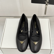 (原版飞机盒+10)Prada/普拉达26WF新品三角标玛丽珍鞋复古优雅 重塑摩登气质标志性珐琅三角徽标 (原版飞机盒+10)Prada/普拉达26WF新品三角标玛丽珍鞋复古优雅 重塑摩登气质标志性珐琅三角徽标