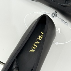 (原版飞机盒+10)Prada/普拉达26WF新品三角标玛丽珍鞋复古优雅 重塑摩登气质标志性珐琅三角徽标 (原版飞机盒+10)Prada/普拉达26WF新品三角标玛丽珍鞋复古优雅 重塑摩登气质标志性珐琅三角徽标