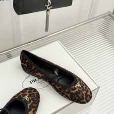 (原版飞机盒+10)Prada/普拉达26WF新品三角标玛丽珍鞋复古优雅 重塑摩登气质标志性珐琅三角徽标 (原版飞机盒+10)Prada/普拉达26WF新品三角标玛丽珍鞋复古优雅 重塑摩登气质标志性珐琅三角徽标