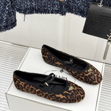 (原版飞机盒+10)Prada/普拉达26WF新品三角标玛丽珍鞋复古优雅 重塑摩登气质标志性珐琅三角徽标 (原版飞机盒+10)Prada/普拉达26WF新品三角标玛丽珍鞋复古优雅 重塑摩登气质标志性珐琅三角徽标