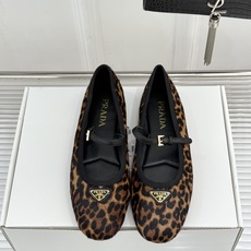 (原版飞机盒+10)Prada/普拉达26WF新品三角标玛丽珍鞋复古优雅 重塑摩登气质标志性珐琅三角徽标 (原版飞机盒+10)Prada/普拉达26WF新品三角标玛丽珍鞋复古优雅 重塑摩登气质标志性珐琅三角徽标