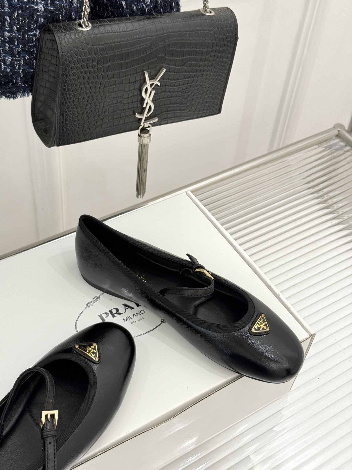 (原版飞机盒+10)Prada/普拉达26WF新品三角标玛丽珍鞋复古优雅 重塑摩登气质标志性珐琅三角徽标 (原版飞机盒+10)Prada/普拉达26WF新品三角标玛丽珍鞋复古优雅 重塑摩登气质标志性珐琅三角徽标