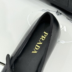 (原版飞机盒+10)Prada/普拉达26WF新品三角标玛丽珍鞋复古优雅 重塑摩登气质标志性珐琅三角徽标 (原版飞机盒+10)Prada/普拉达26WF新品三角标玛丽珍鞋复古优雅 重塑摩登气质标志性珐琅三角徽标