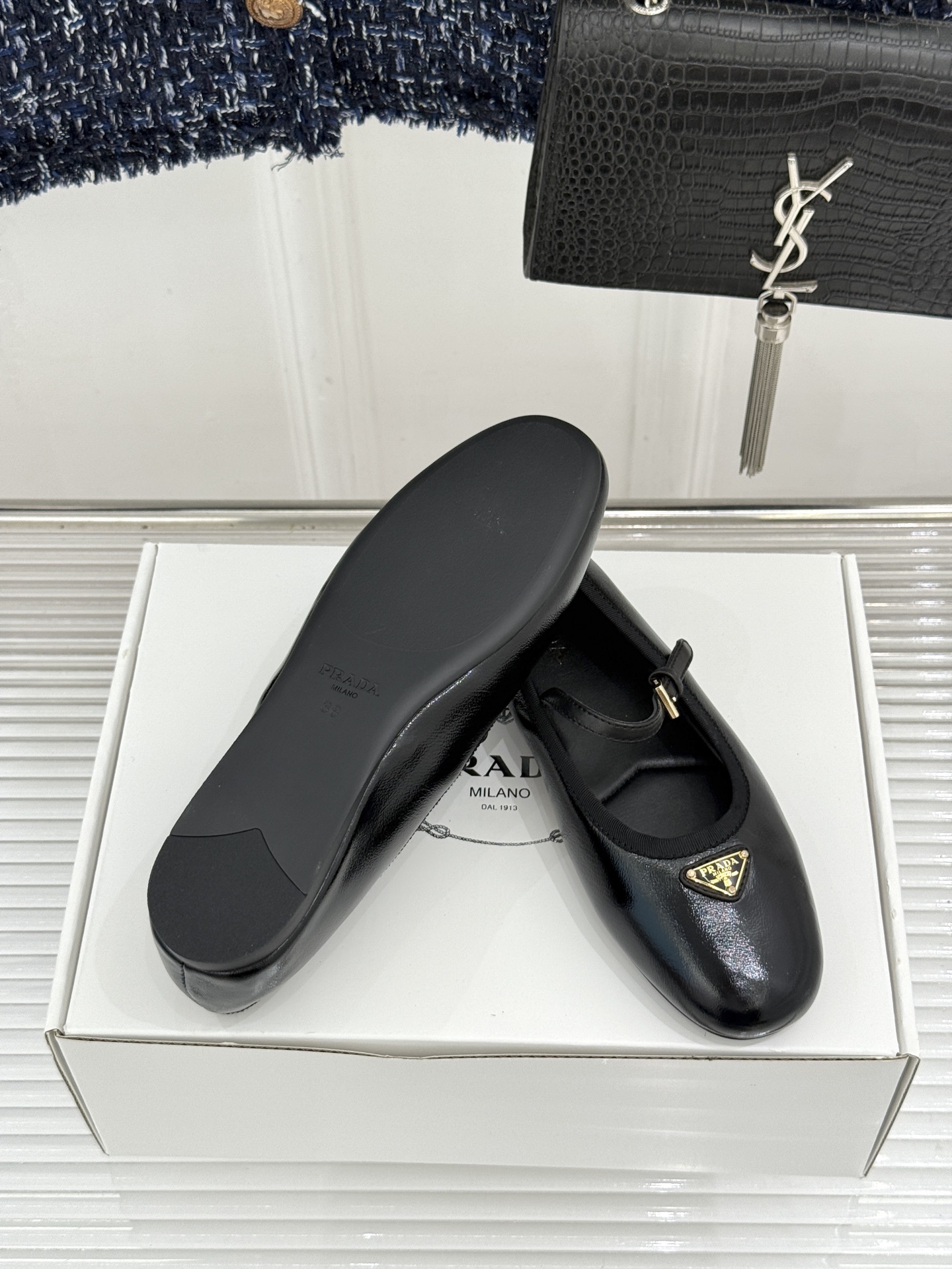 (原版飞机盒+10)Prada/普拉达26WF新品三角标玛丽珍鞋复古优雅 重塑摩登气质标志性珐琅三角徽标 (原版飞机盒+10)Prada/普拉达26WF新品三角标玛丽珍鞋复古优雅 重塑摩登气质标志性珐琅三角徽标