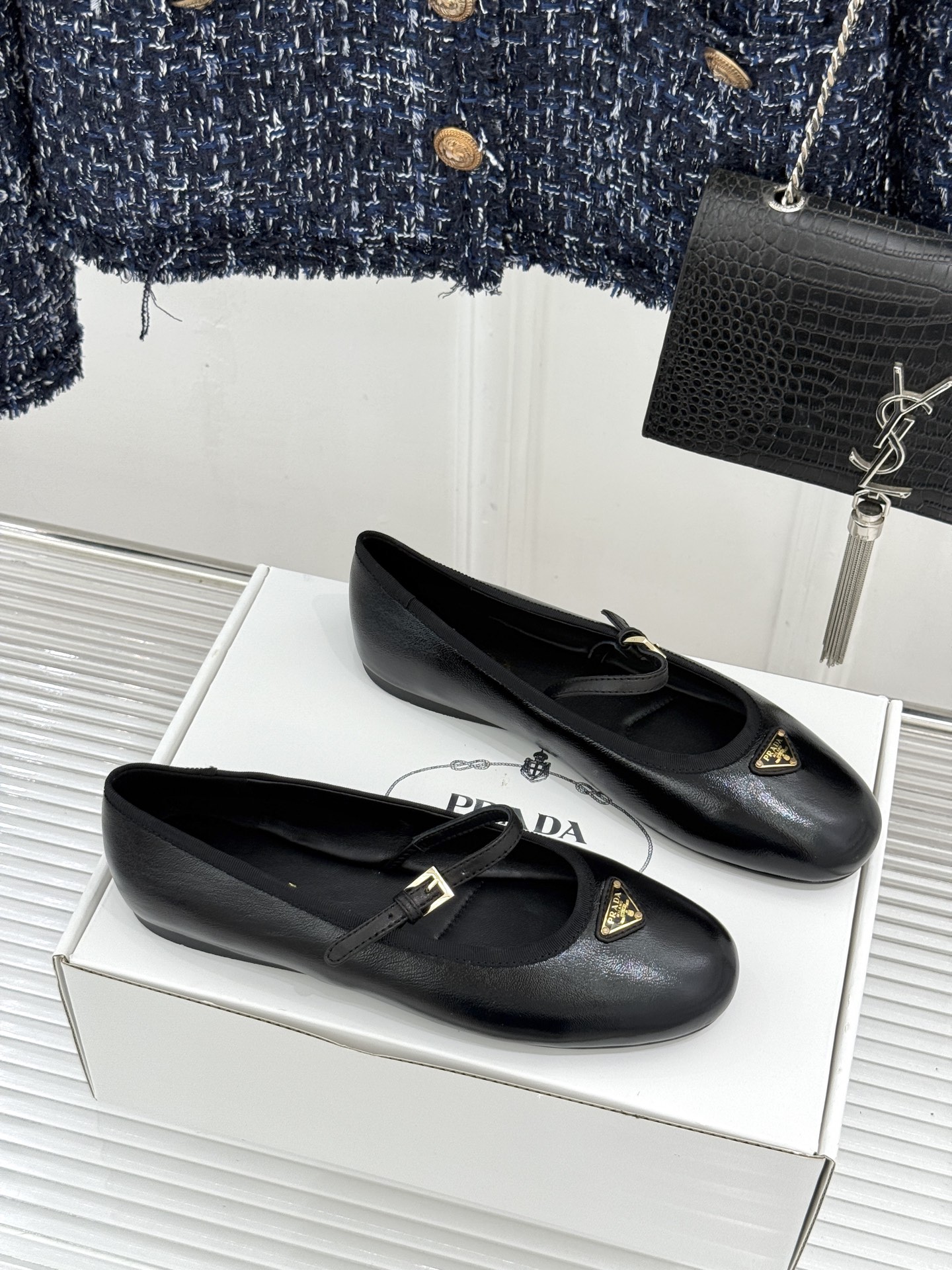 (原版飞机盒+10)Prada/普拉达26WF新品三角标玛丽珍鞋复古优雅 重塑摩登气质标志性珐琅三角徽标 (原版飞机盒+10)Prada/普拉达26WF新品三角标玛丽珍鞋复古优雅 重塑摩登气质标志性珐琅三角徽标