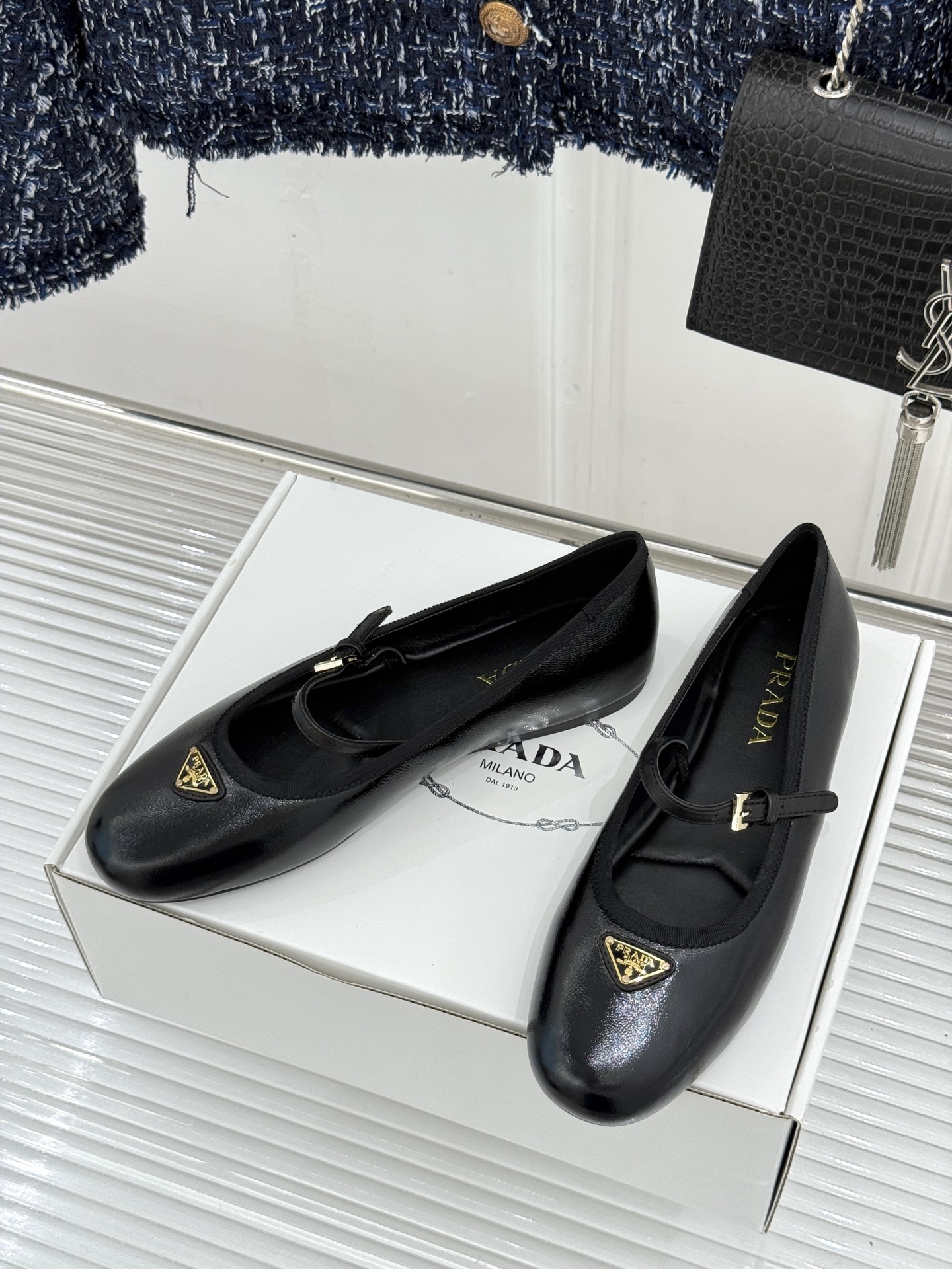 (原版飞机盒+10)Prada/普拉达26WF新品三角标玛丽珍鞋复古优雅 重塑摩登气质标志性珐琅三角徽标 (原版飞机盒+10)Prada/普拉达26WF新品三角标玛丽珍鞋复古优雅 重塑摩登气质标志性珐琅三角徽标