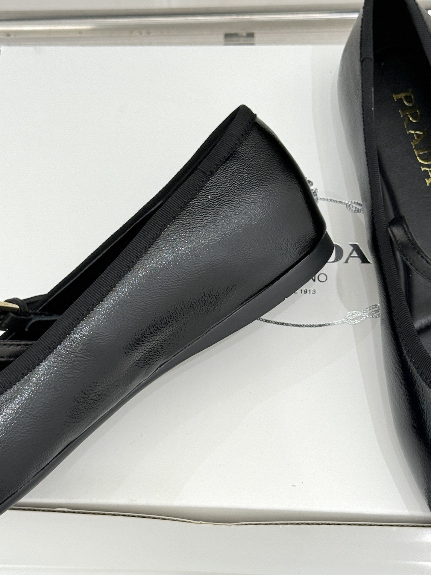 (原版飞机盒+10)Prada/普拉达26WF新品三角标玛丽珍鞋复古优雅 重塑摩登气质标志性珐琅三角徽标 (原版飞机盒+10)Prada/普拉达26WF新品三角标玛丽珍鞋复古优雅 重塑摩登气质标志性珐琅三角徽标