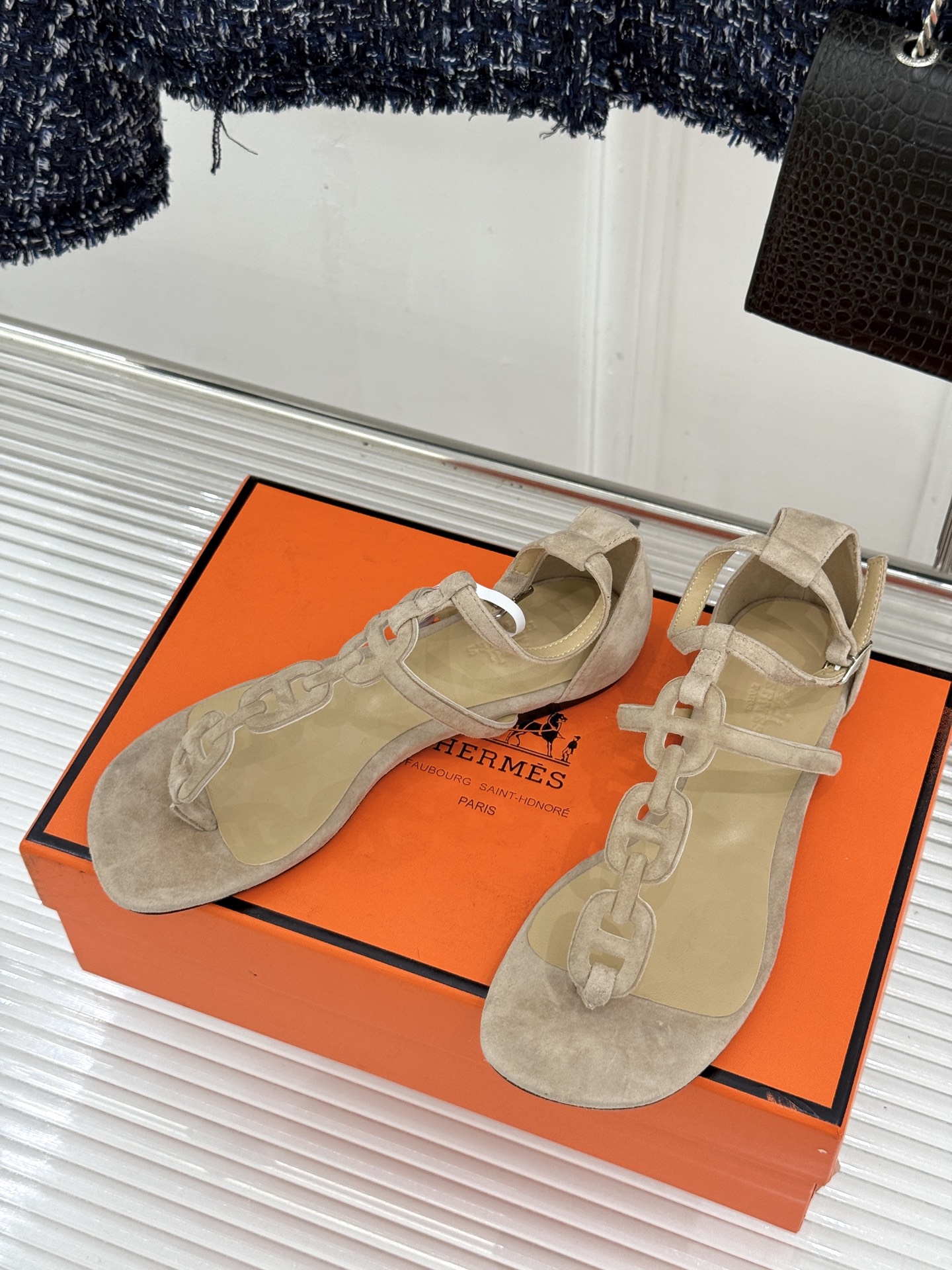 （配原版飞机盒）Hermès/爱马仕26WF新品猪鼻子链条平底凉鞋经典猪鼻子链条平底凉鞋法式奢雅格调一眼