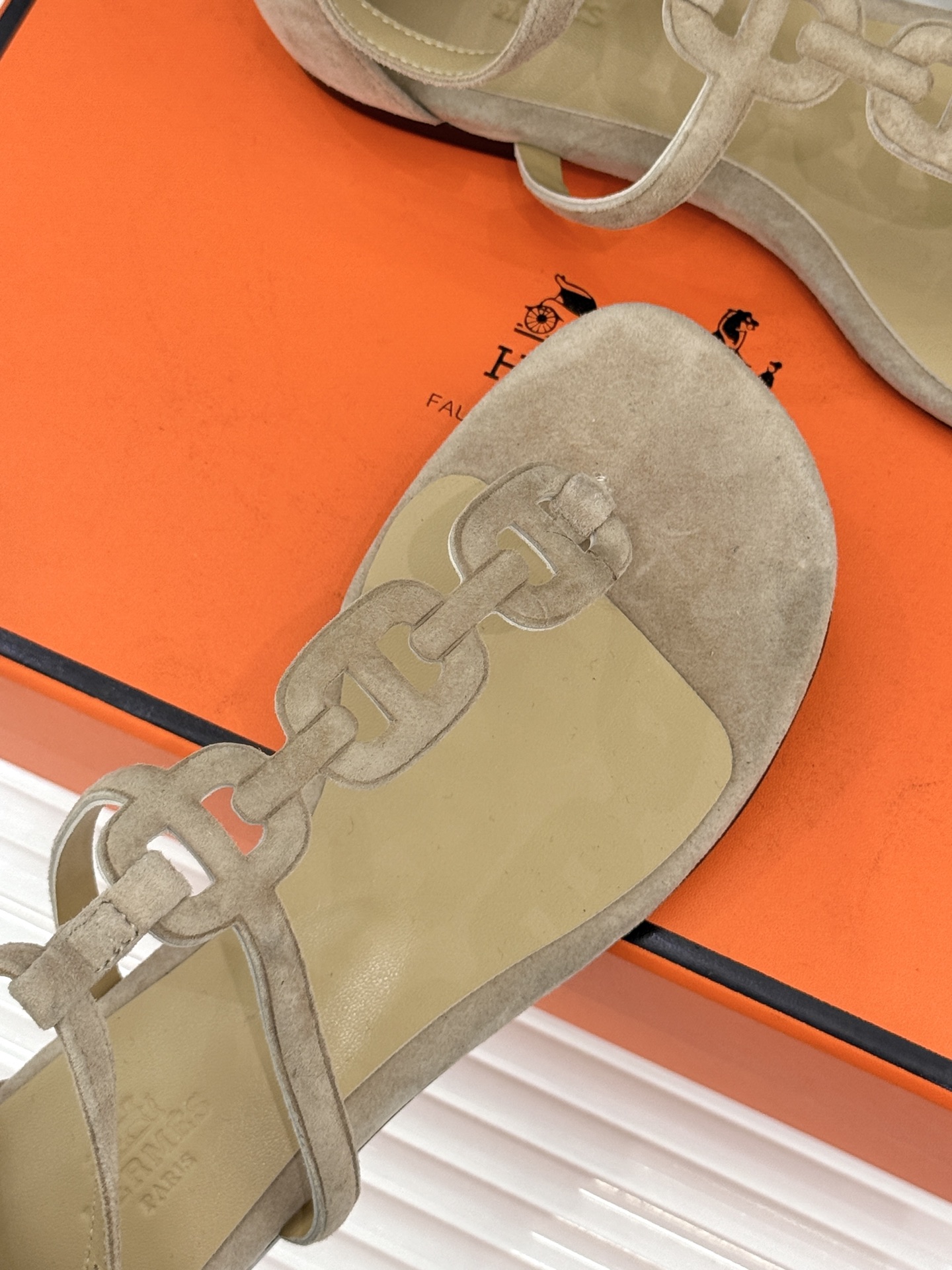 （配原版飞机盒）Hermès/爱马仕26WF新品猪鼻子链条平底凉鞋经典猪鼻子链条平底凉鞋法式奢雅格调一眼