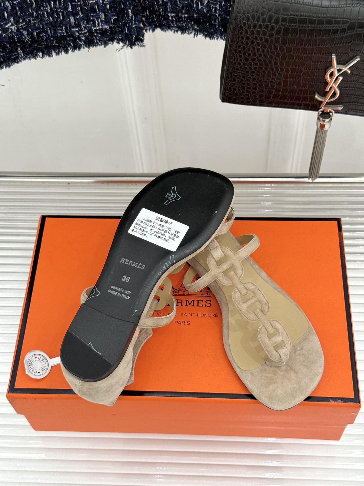 （配原版飞机盒）Hermès/爱马仕26WF新品猪鼻子链条平底凉鞋经典猪鼻子链条平底凉鞋法式奢雅格调一眼