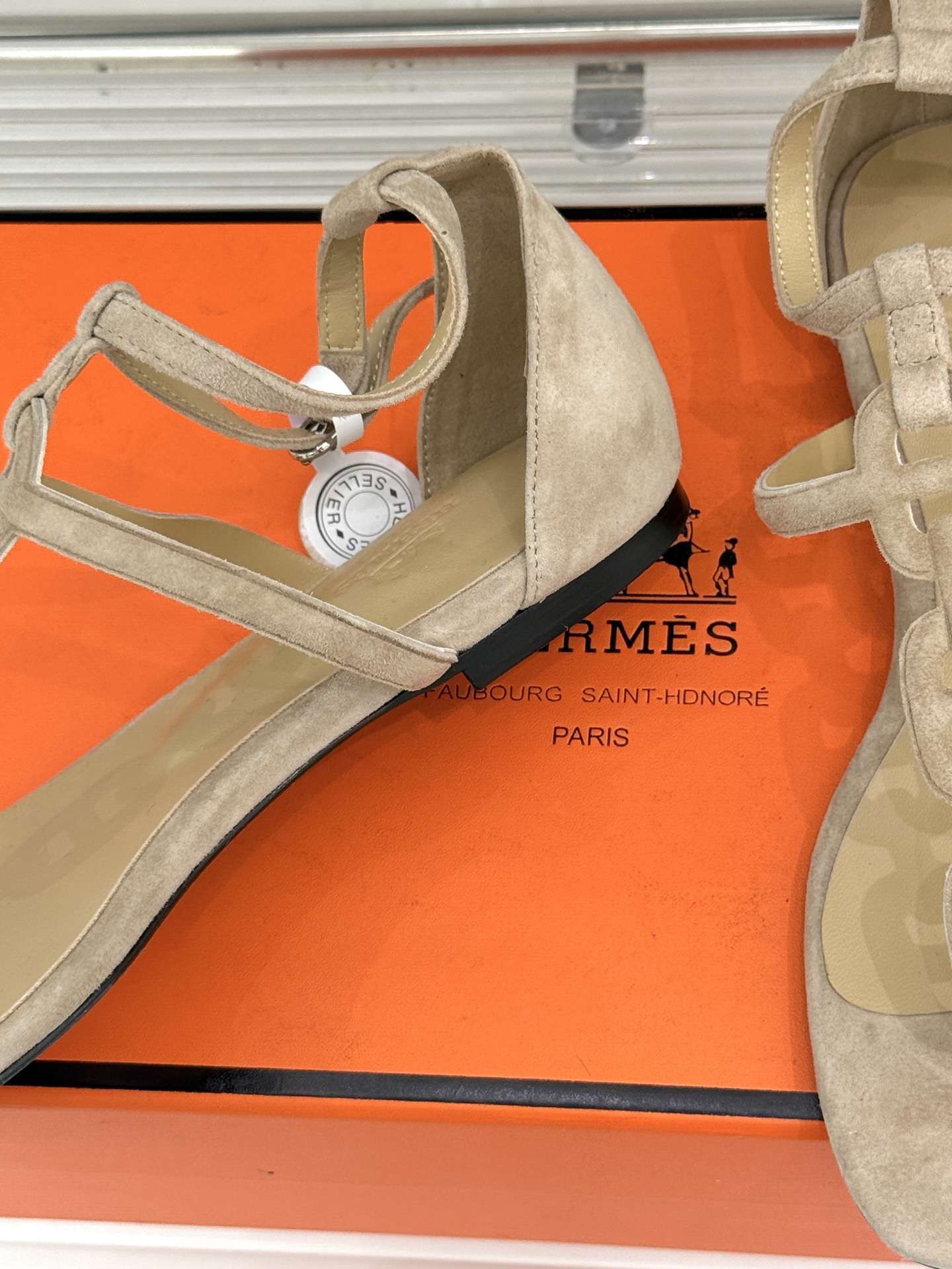 （配原版飞机盒）Hermès/爱马仕26WF新品猪鼻子链条平底凉鞋经典猪鼻子链条平底凉鞋法式奢雅格调一眼