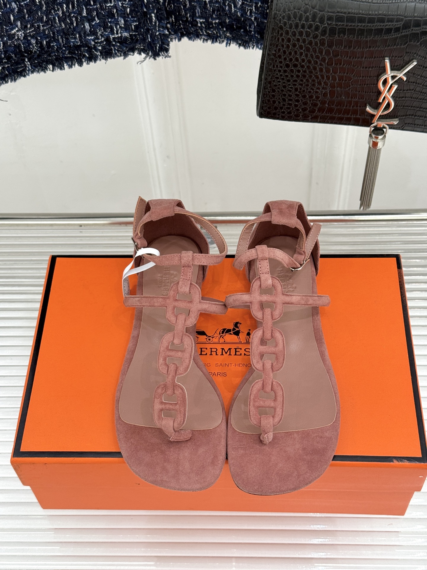 （配原版飞机盒）Hermès/爱马仕26WF新品猪鼻子链条平底凉鞋经典猪鼻子链条平底凉鞋法式奢雅格调一眼