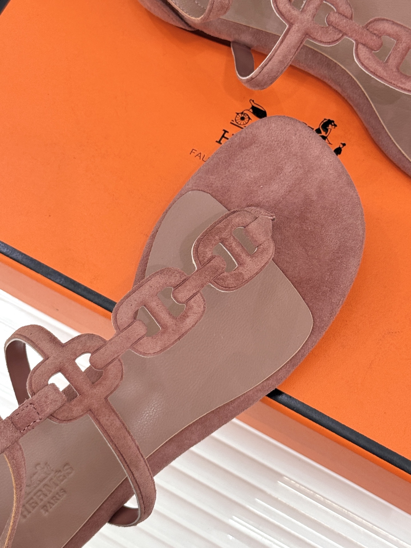 （配原版飞机盒）Hermès/爱马仕26WF新品猪鼻子链条平底凉鞋经典猪鼻子链条平底凉鞋法式奢雅格调一眼