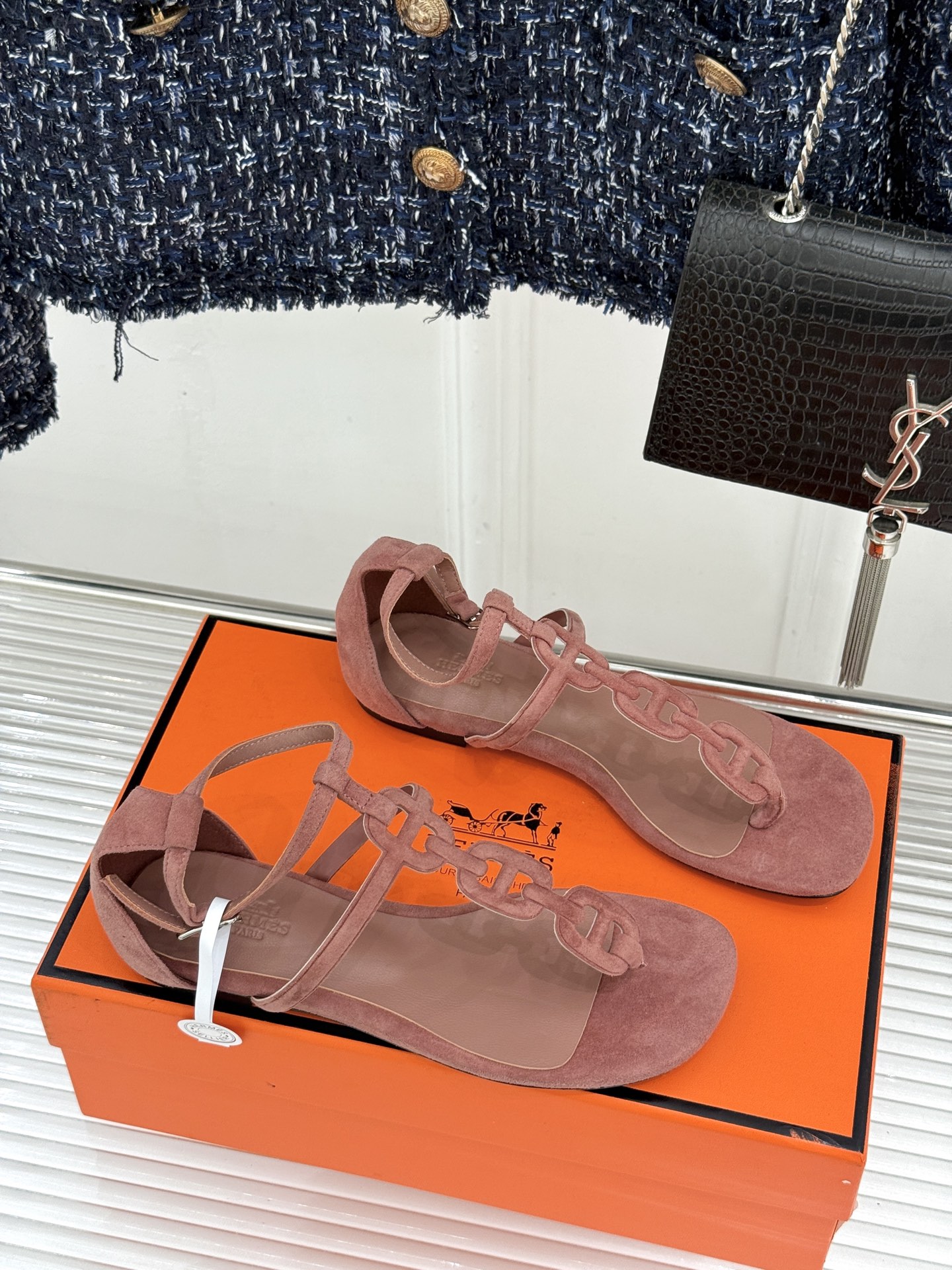 （配原版飞机盒）Hermès/爱马仕26WF新品猪鼻子链条平底凉鞋经典猪鼻子链条平底凉鞋法式奢雅格调一眼