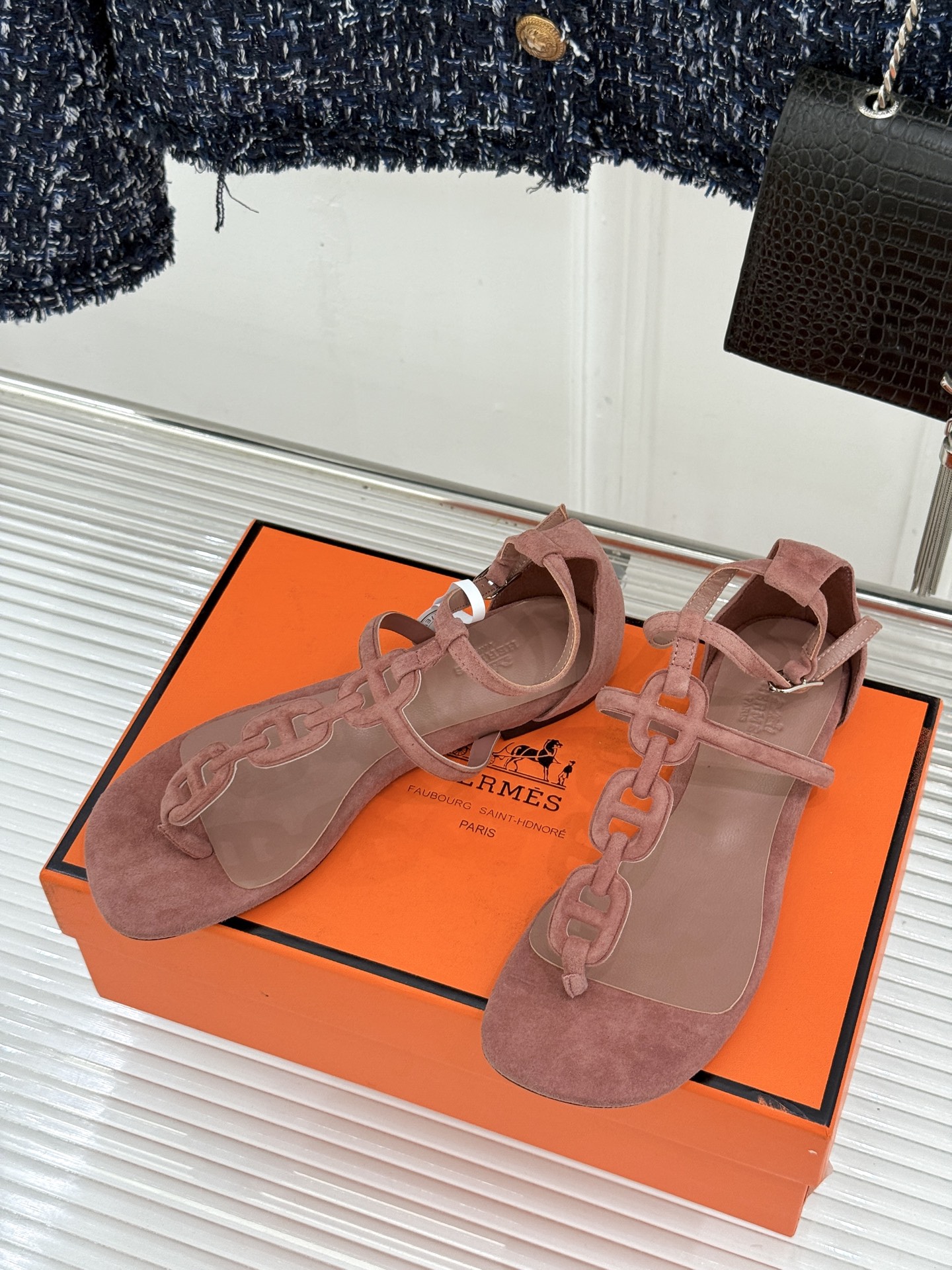 （配原版飞机盒）Hermès/爱马仕26WF新品猪鼻子链条平底凉鞋经典猪鼻子链条平底凉鞋法式奢雅格调一眼