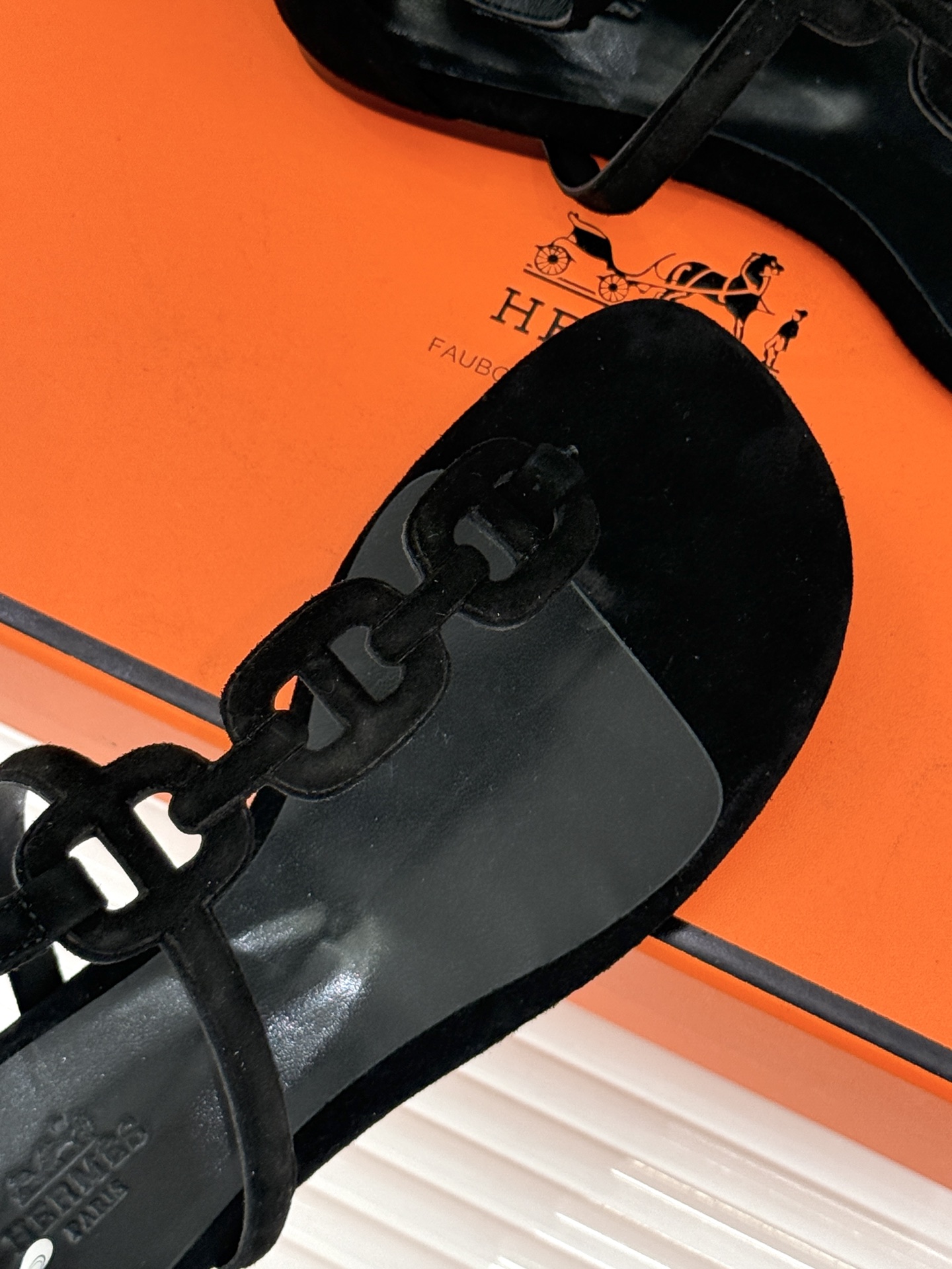（配原版飞机盒）Hermès/爱马仕26WF新品猪鼻子链条平底凉鞋经典猪鼻子链条平底凉鞋法式奢雅格调一眼