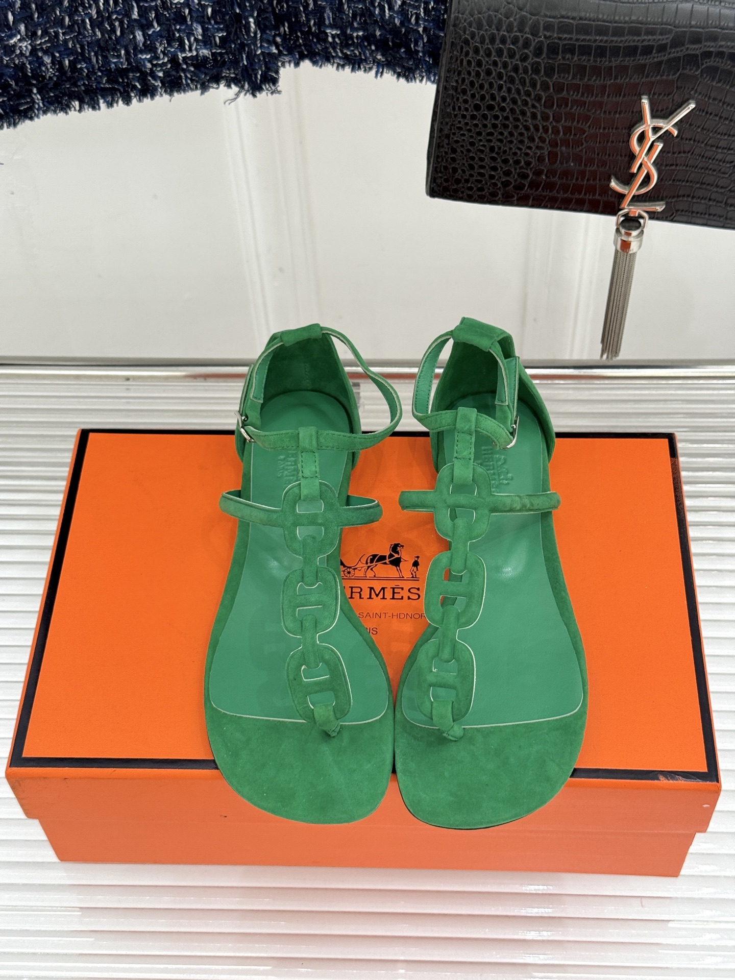（配原版飞机盒）Hermès/爱马仕26WF新品猪鼻子链条平底凉鞋经典猪鼻子链条平底凉鞋法式奢雅格调一眼