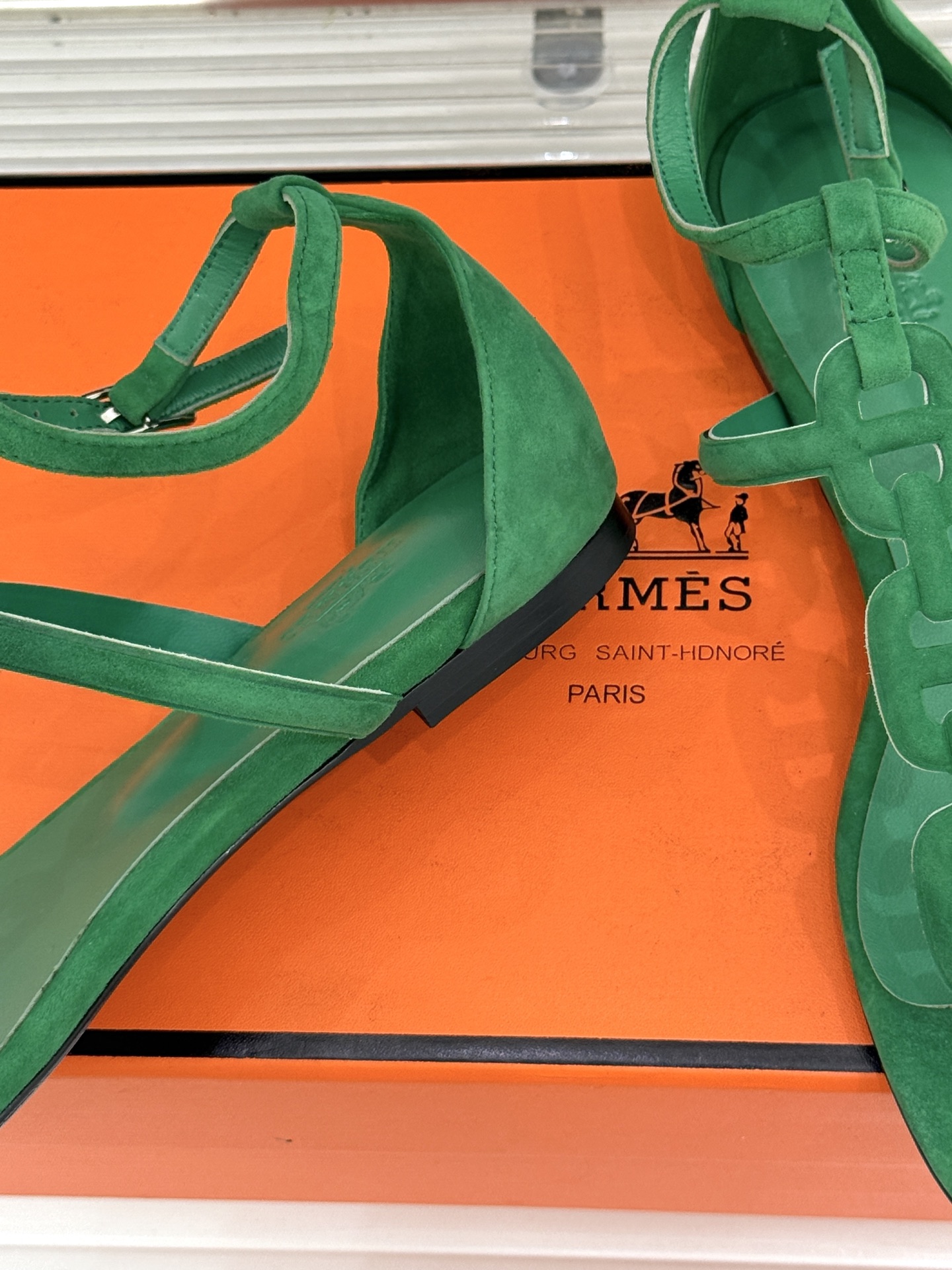 （配原版飞机盒）Hermès/爱马仕26WF新品猪鼻子链条平底凉鞋经典猪鼻子链条平底凉鞋法式奢雅格调一眼
