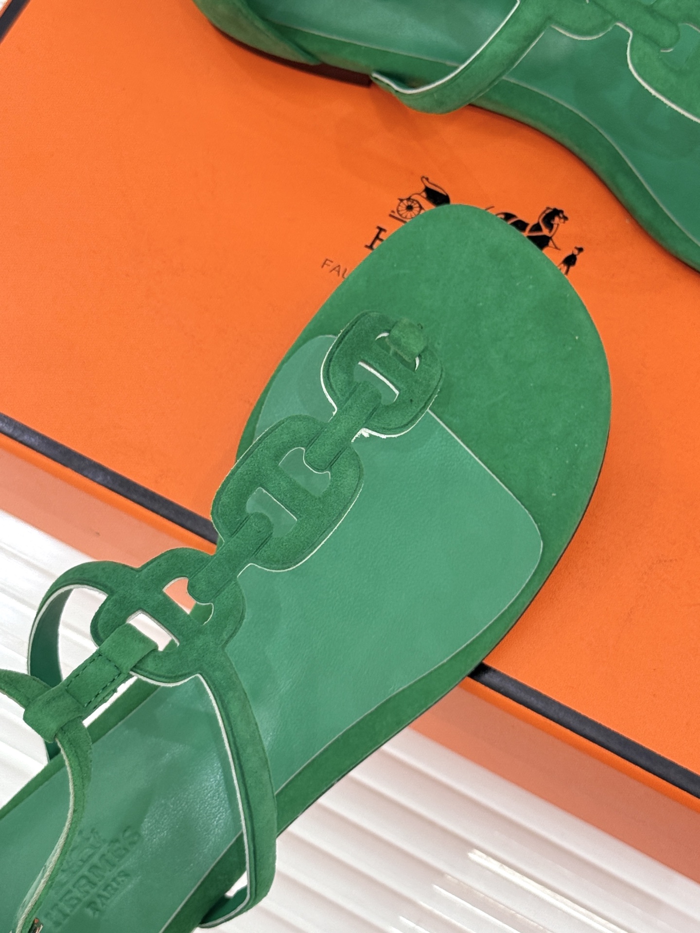 （配原版飞机盒）Hermès/爱马仕26WF新品猪鼻子链条平底凉鞋经典猪鼻子链条平底凉鞋法式奢雅格调一眼
