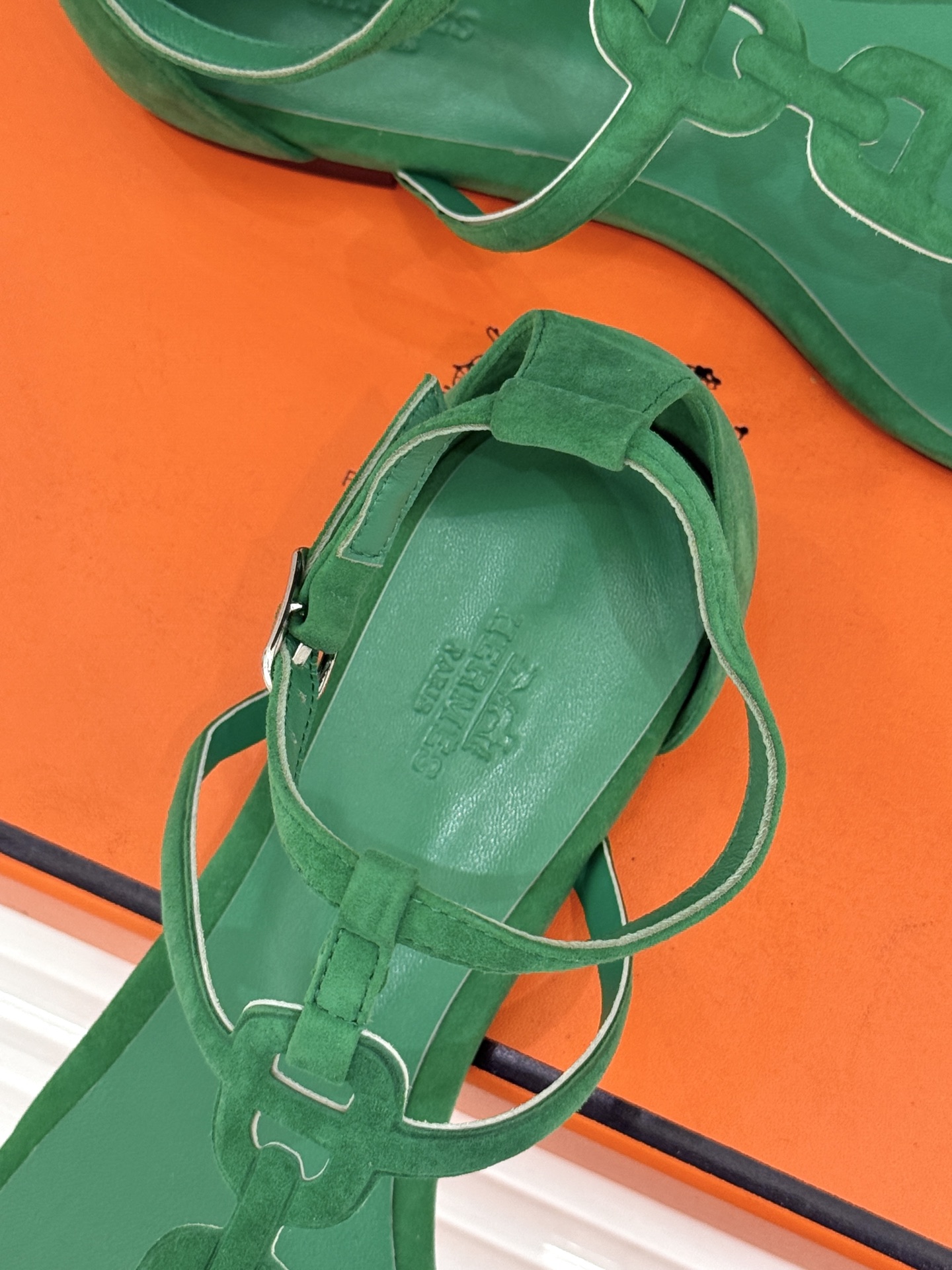 （配原版飞机盒）Hermès/爱马仕26WF新品猪鼻子链条平底凉鞋经典猪鼻子链条平底凉鞋法式奢雅格调一眼