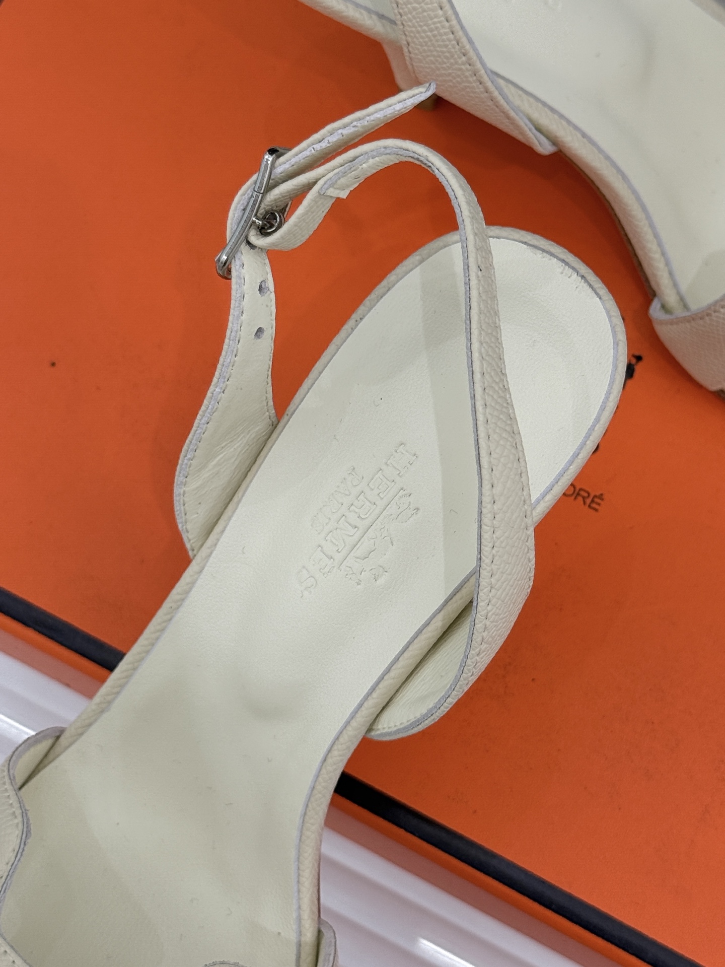 （原版飞机盒）Hermès/爱马仕经典H型细跟高跟凉鞋极简奢韵 勾勒优雅身姿标志性H型镂空鞋面凝练品牌经