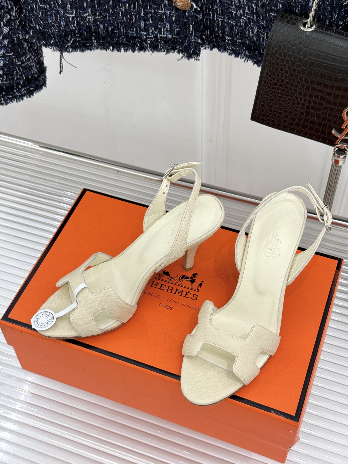 （原版飞机盒）Hermès/爱马仕经典H型细跟高跟凉鞋极简奢韵 勾勒优雅身姿标志性H型镂空鞋面凝练品牌经
